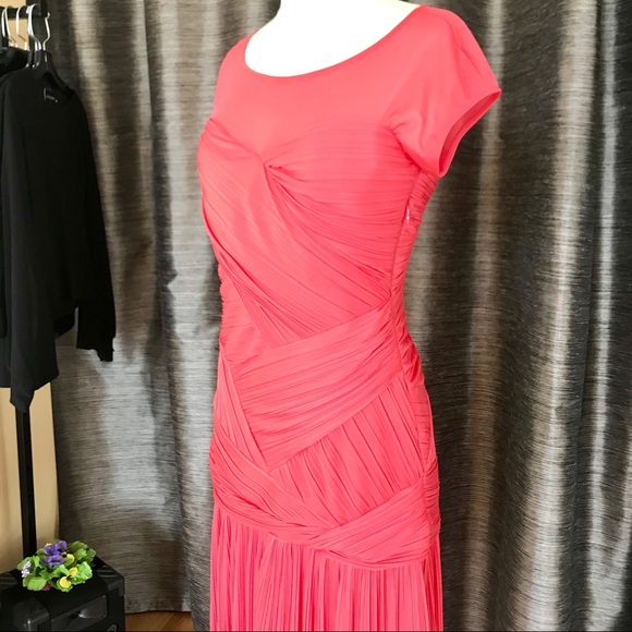Size 2-4 Coral Gown 👗 - Picture 1 of 3